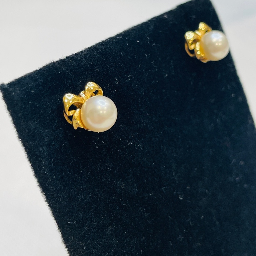 WHITE LUSTER CULTURE PEARL 18K GOLD BOW STUD EARRINGS